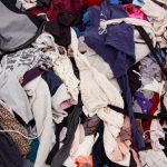 Jeter les vêtements usagés