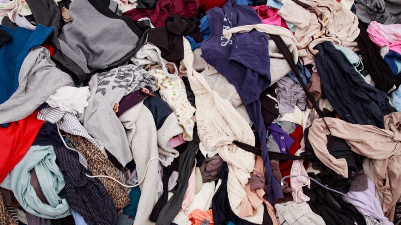 Jeter les vêtements usagés