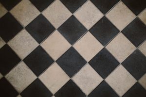 Récupérer un carrelage noir blanchi