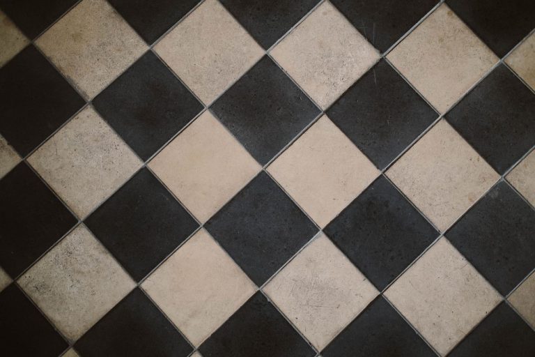 Récupérer un carrelage noir blanchi